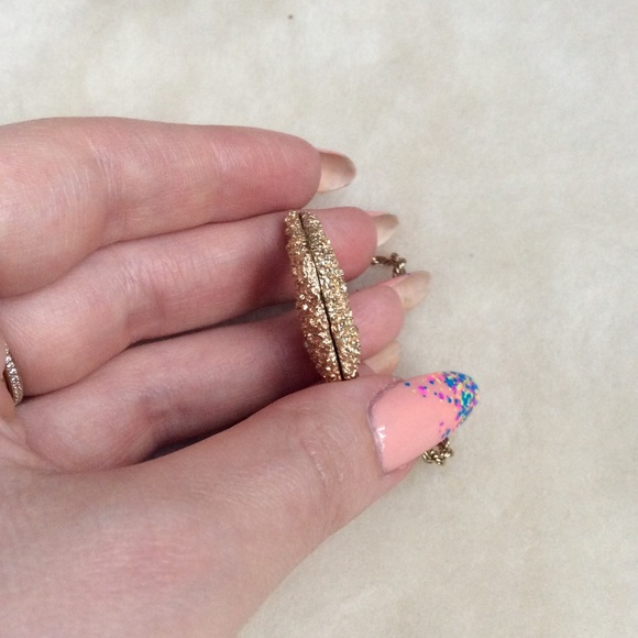 CARDI B.Fried chicken wing necklace, new gold tone - Picture 7 of 8